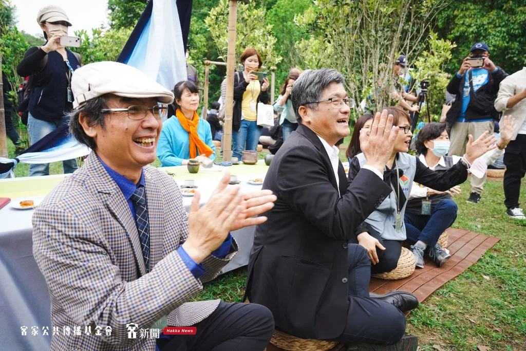 客委會主委楊長鎮與客傳會董事長陳板看完獅潭國小學生的桐聚舞蹈表演,非常開心的鼓掌。宋佩遙攝。