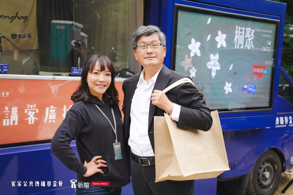講客電臺主持人徐子雁與客委會主委楊長鎮合影。宋佩遙攝。