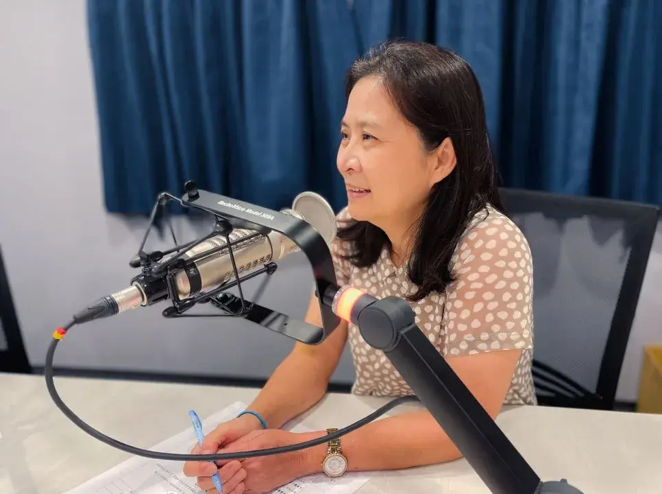 張美鳳在講客廣播電臺主持《美麗鳳凰城》的節目現場。宋佩遙攝