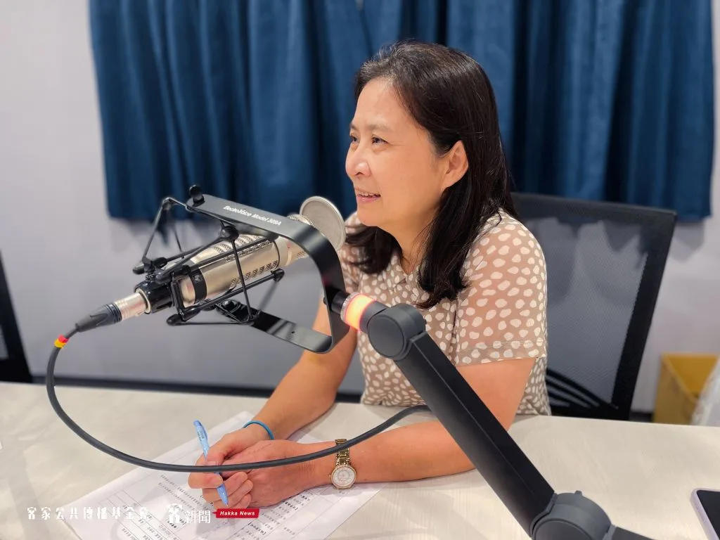 講客廣播電臺《美麗鳳凰城》節目主持人張美鳳。宋佩遙攝
