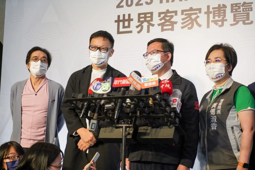 桃園市長鄭文燦(右二)表示,世界客家博覽會希望凸顯台灣是客家文化振興重要的發揚基地。左起客委會副主委鍾孔炤、設計總監彭明智、鄭文燦、桃園市政府客家事務局局長黃傅淑香。范修語攝