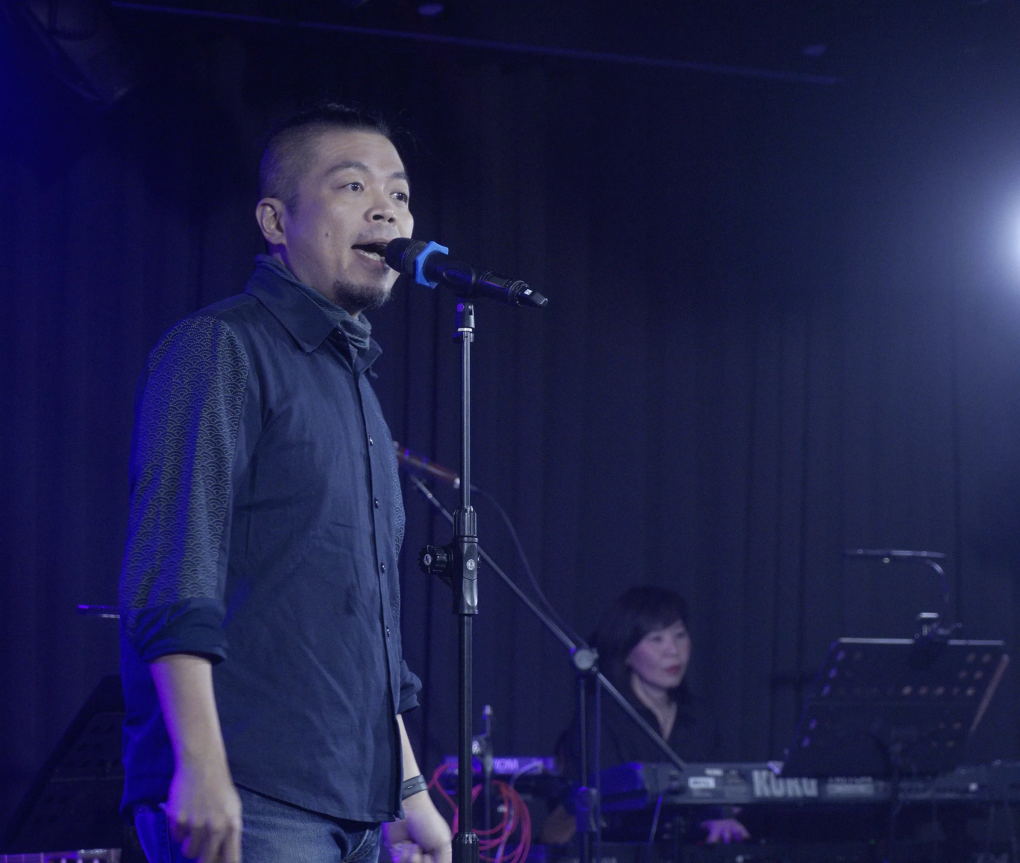 客傳會舉辦「音樂客麥拉—客家流行歌曲MV競賽」,只要拿起手機拍攝MV,便有機會獲得高額獎金。圖為歌手歌手劉榮昌現場演出影像。客傳會資料照