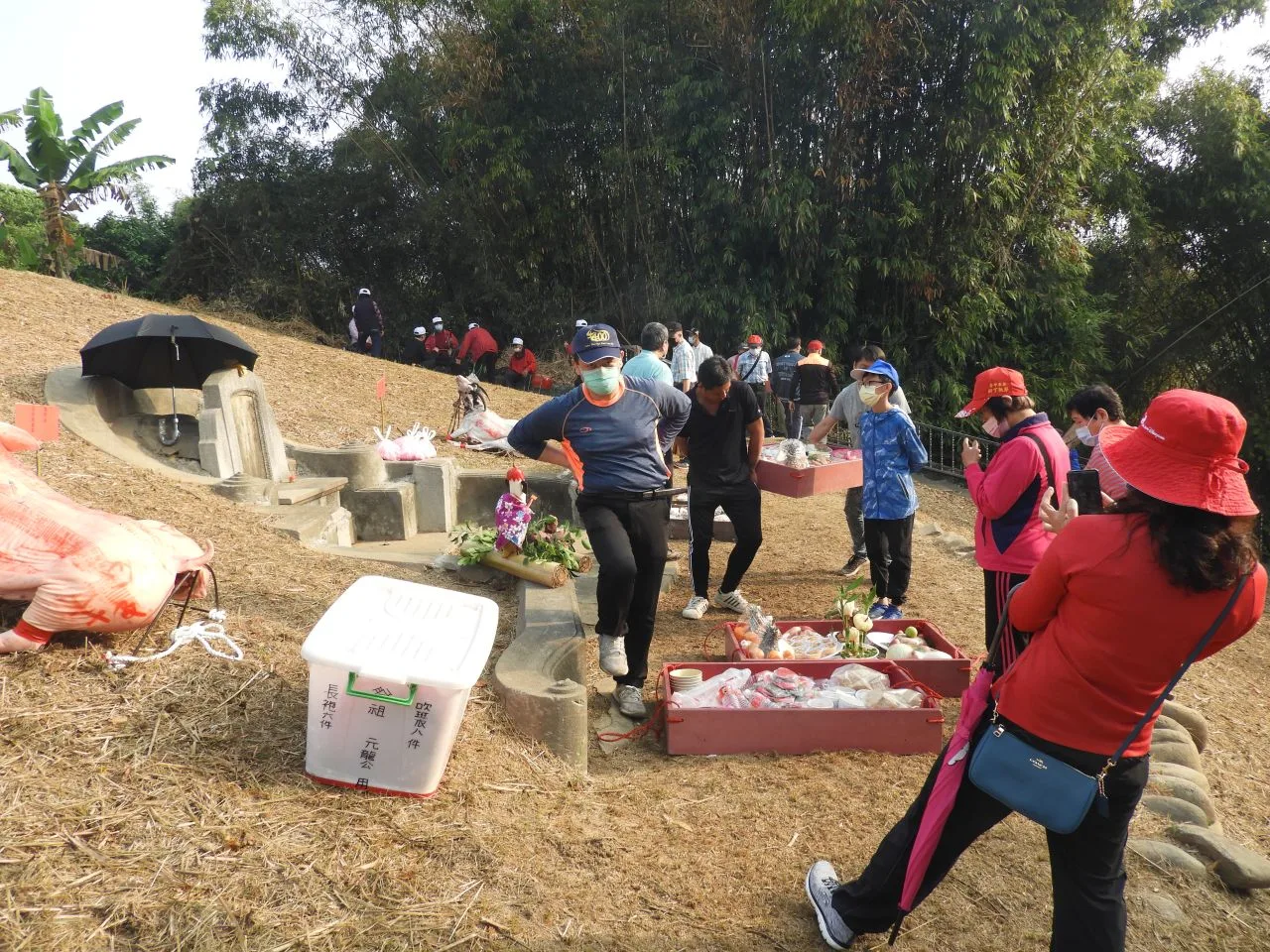 劉屋子孫共心合作摎祭品扛上塚埔。羅瑞霞提供。