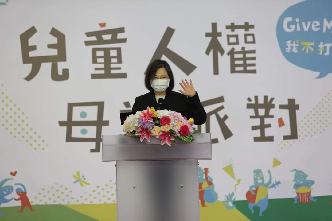 蔡英文呼籲尊重兒童人權，也指出政府近年積極推動母語教育，期待大家一起傳承豐富的族群文化給孩子。翻攝自蔡英文臉書