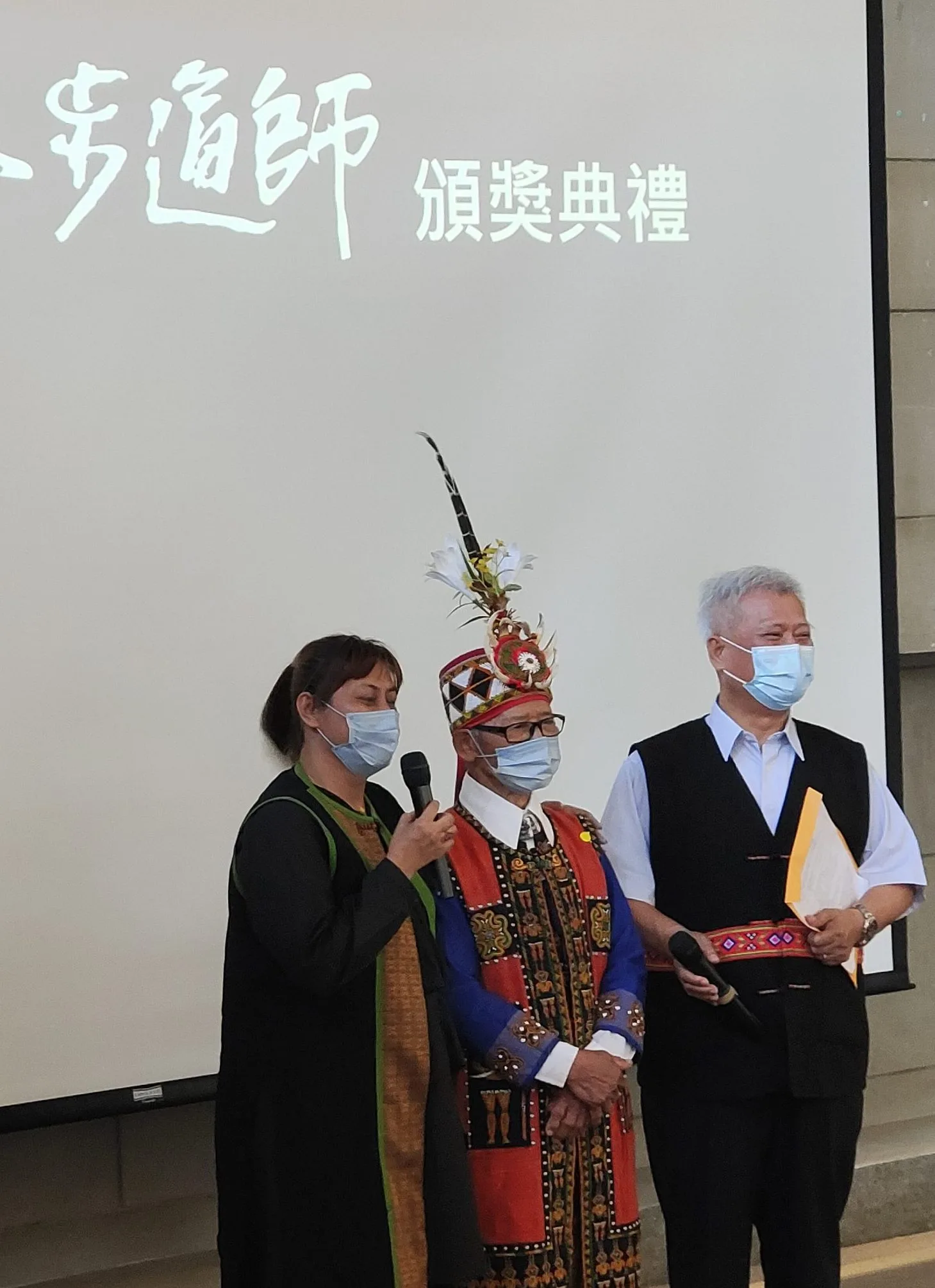 禹弘仁老師傅的愛女（左）陪伴他，一起參加榮譽步道師的頒獎典禮，右為評審孫大川。