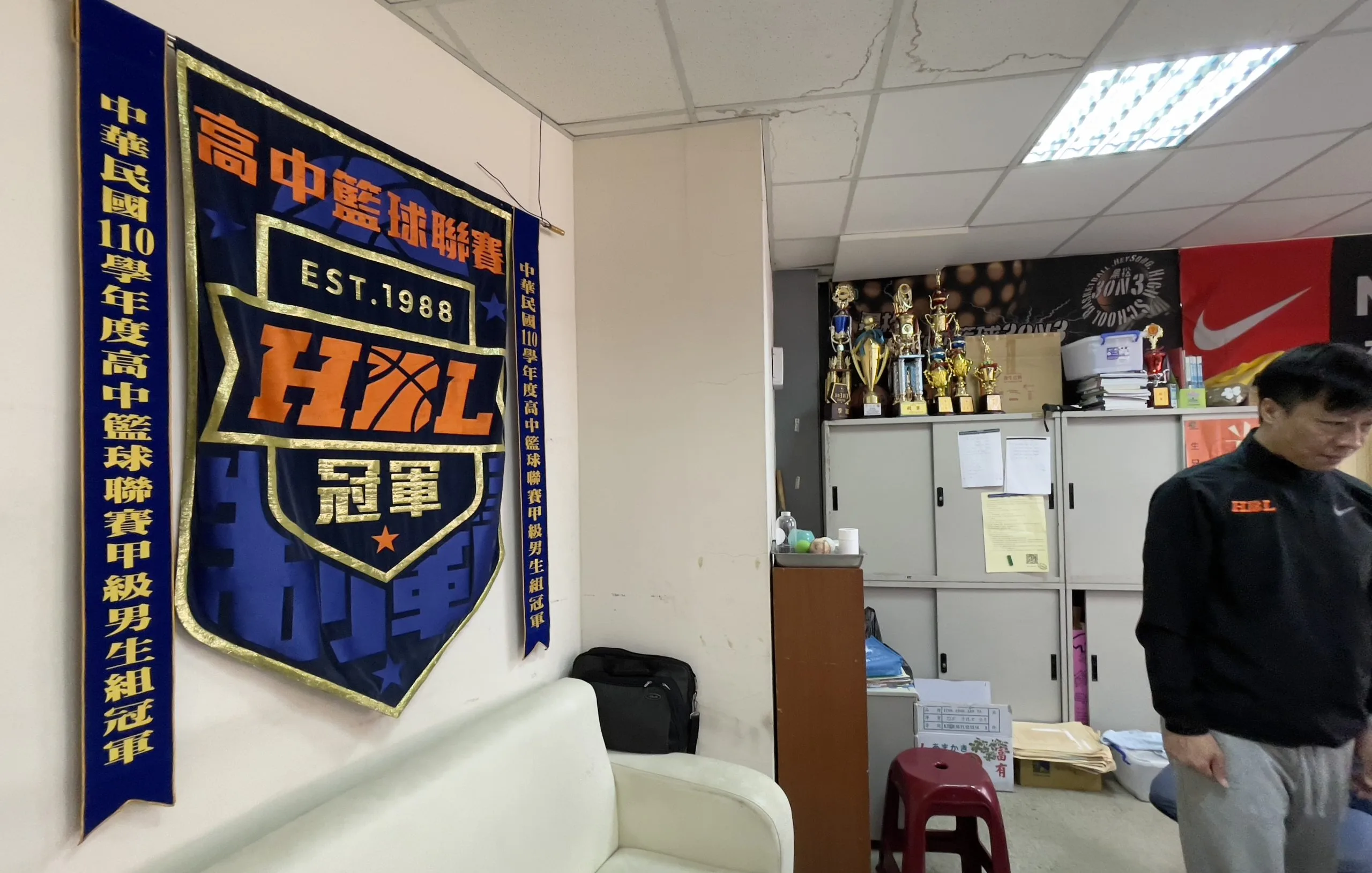 HBL冠軍旗幟掛成為全體的榮耀，何長仁（右）說，得再拿下兩次冠軍，這面旗才能永遠掛在學校。莊勝鴻攝
