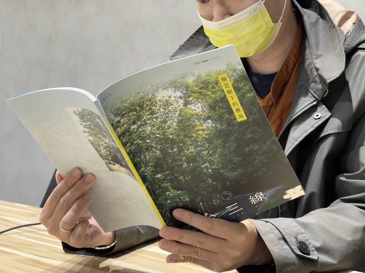 就算上班時無法出門，午後泡杯咖啡、翻開雜誌，也可享受客家的悠閒風情。莊勝鴻攝