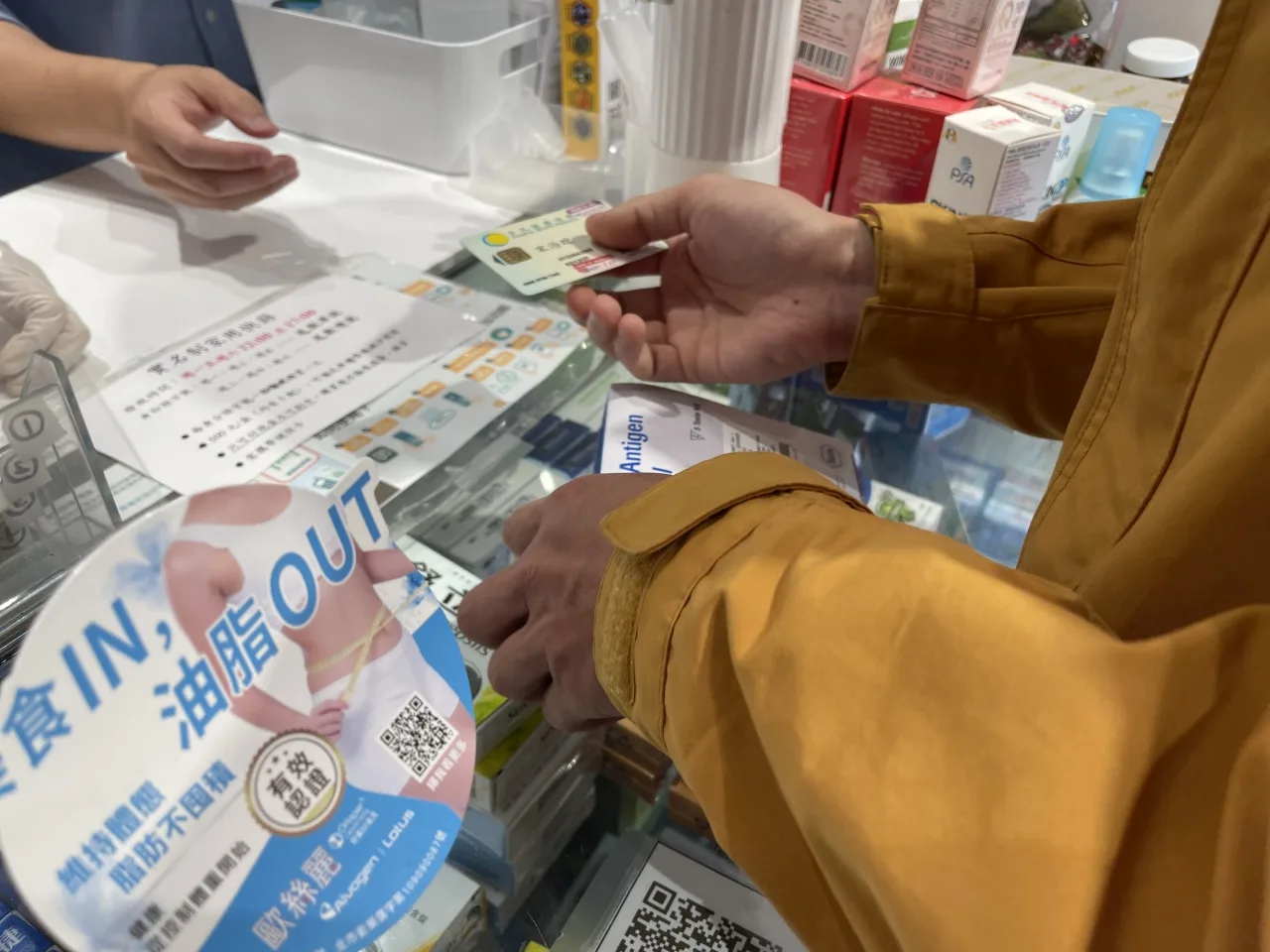 健保署提供受豪雨影響的民眾「例外就醫」服務，向醫師表明，即可重新開立慢箋領藥；不慎弄丟健保卡也適用，還可免費換發新卡。客新聞資料照