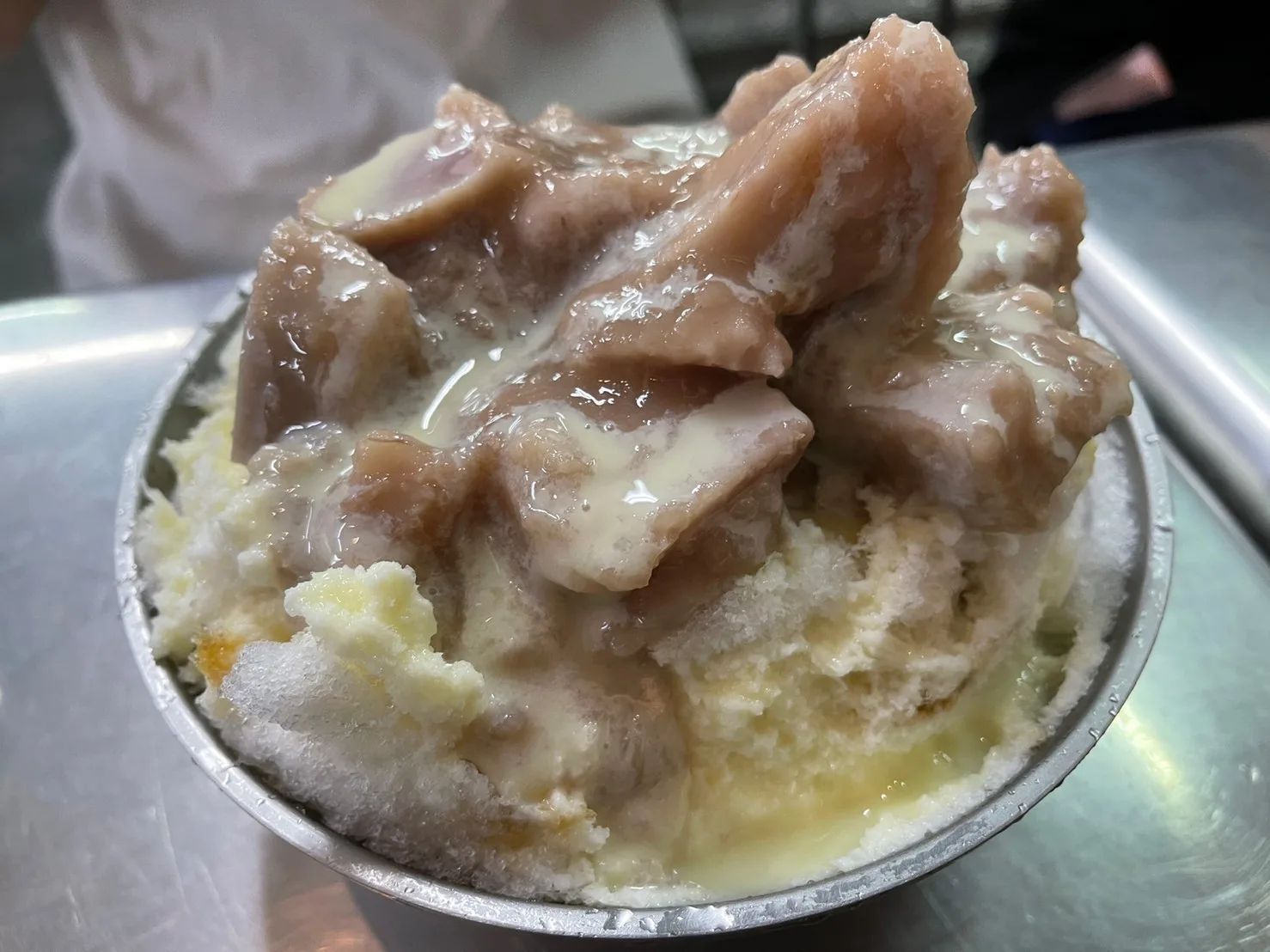 這間冰店,用个係純糖水,毋係像現代店仔用糖精摎麼个化學東西,故所一到熱天,冰店面前總係排歸列相爭買冰个人。宋佩遙攝。(示意照片)