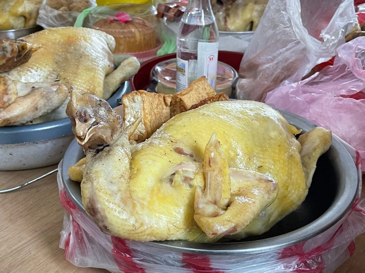 客家人掃墓大多都會拜牲儀（senˊngiˇ），一般來說都是雞、魚、豬的組合。宋佩遙攝