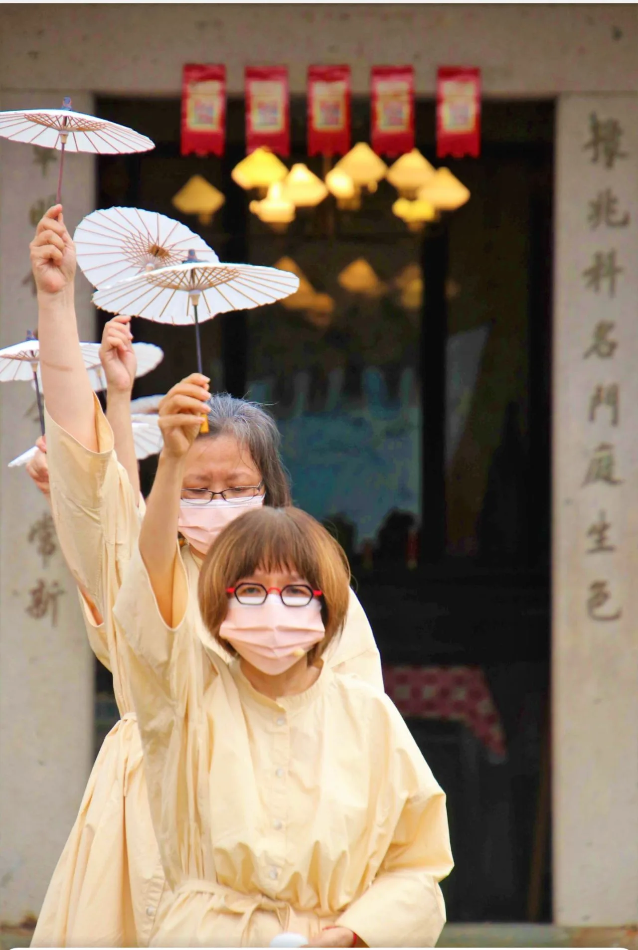 作家同事也是客傳會董事張典婉在「關西．春欲放」演出。彭雅玲提供。