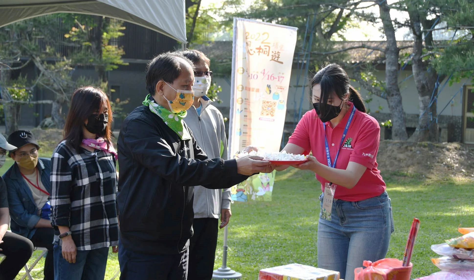「桐心桐遊」活動出發前，埔里鎮鎮長廖志城帶領大家向伯公(土地公)祈福。埔里鎮公所提供