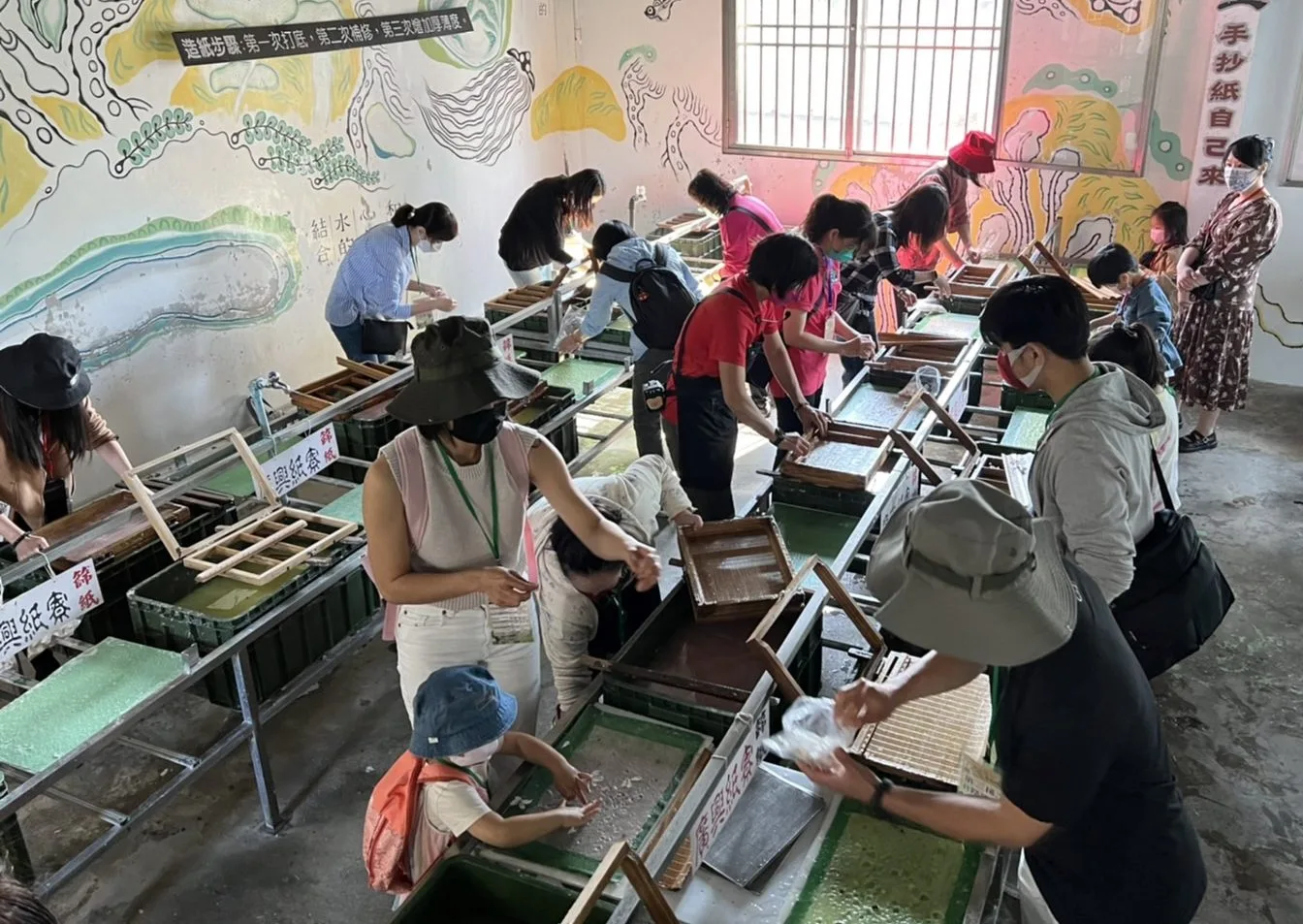 廣興紙寮製作桐花手抄紙，透過搖晃將紙漿均勻鋪平並不容易。埔里鎮公所提供