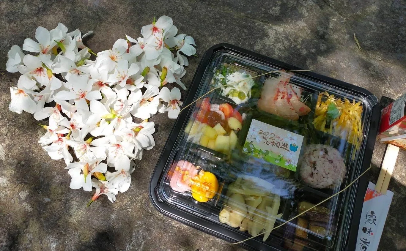 知名客家餐廳為一日遊特製的桐花便當。埔里鎮公所提供