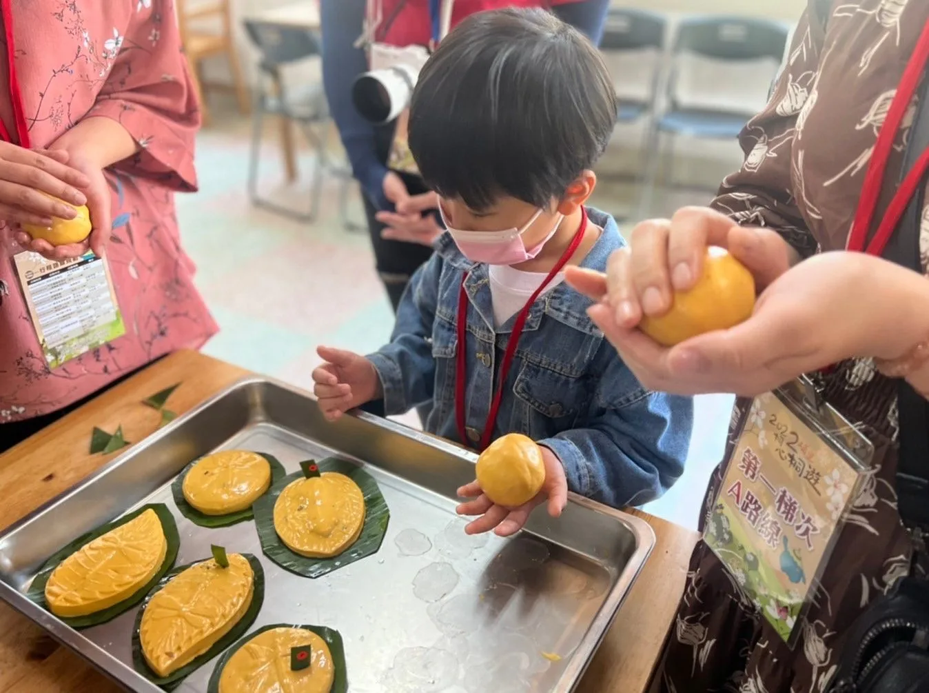 桃米坑的社區媽媽教導遊客怎麼將餡料包進粿皮裡，包好餡料的粿放進青蛙、蜻蜓等木製粿模裡壓製成形後，造型十分討喜。埔里鎮公所提供