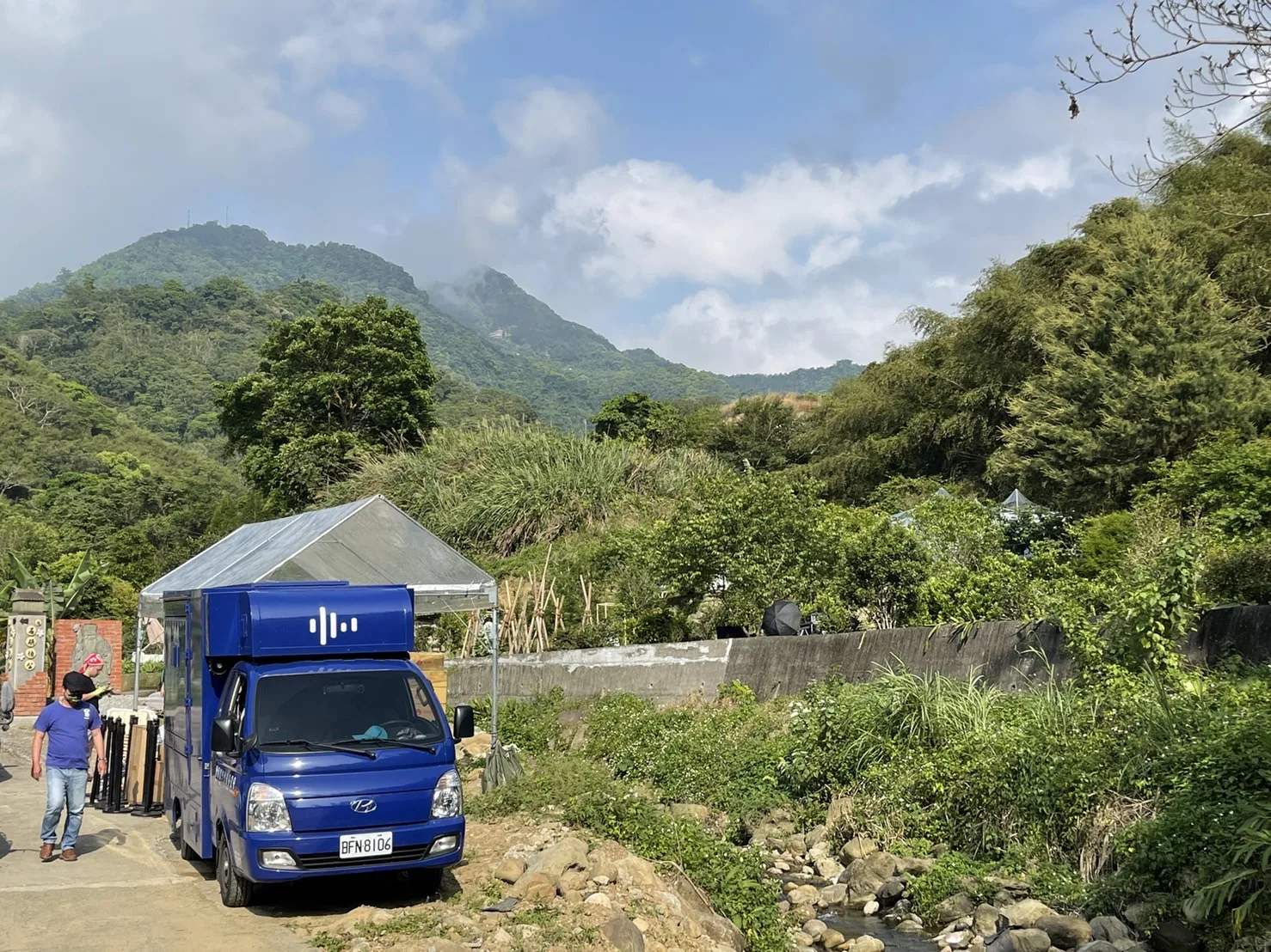 四月客庄桐花盛開，客家委員會15日將於苗栗縣獅潭鄉小東勢古道，舉辦「賞桐一期一會—桐聚道示範體驗活動」，客傳會講客號已到現場就位。宋佩遙攝
