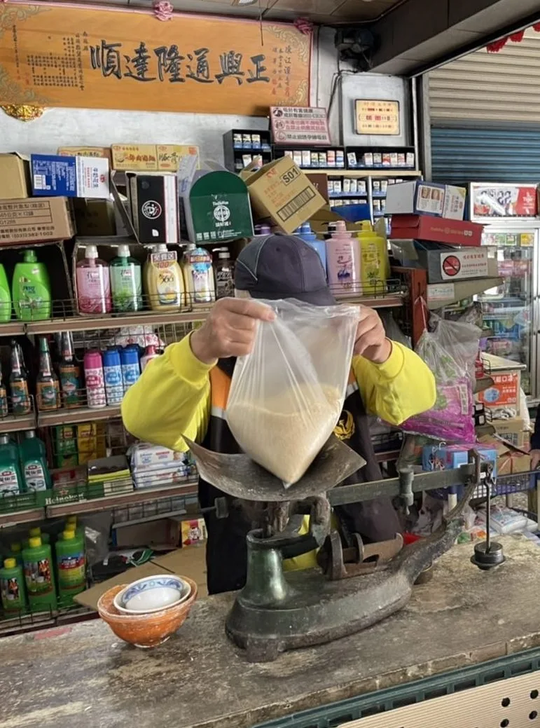 在市場購買砂糖仍用傳統的秤子。楊靜茹攝