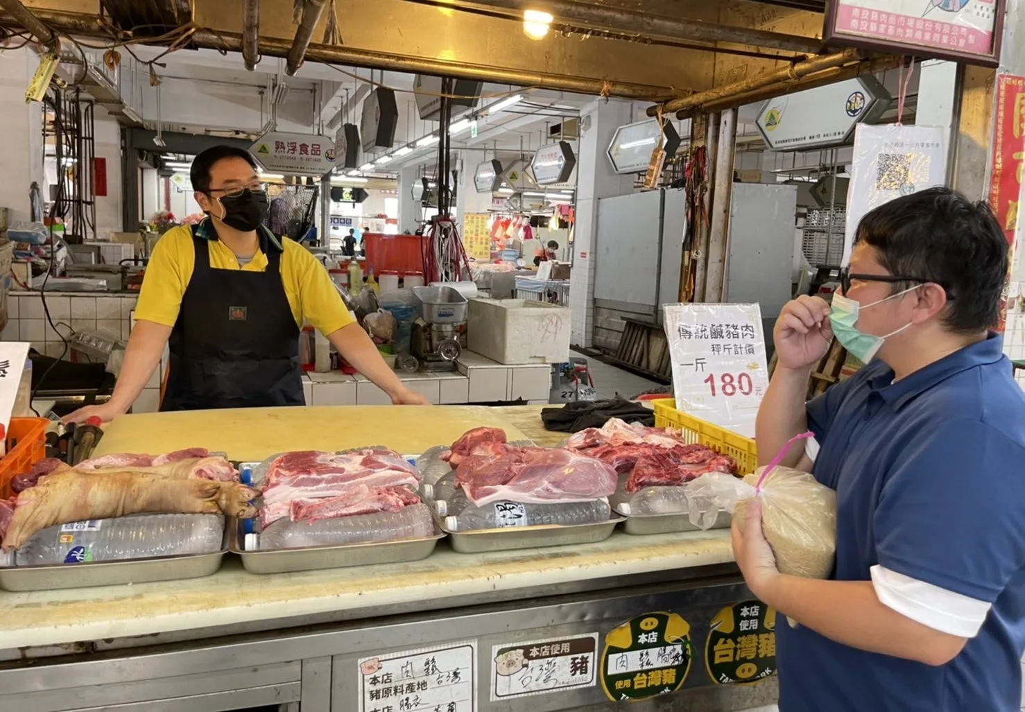 在豬肉攤挑選製作客家小炒、客家什錦麵用的豬肉。楊靜茹攝