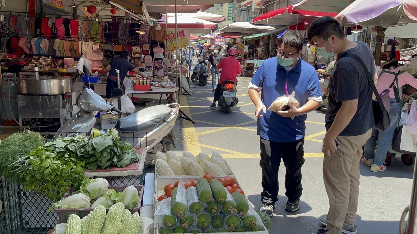 小董帶遊客上市場挑選食材,要煮出一道道的客家菜。楊靜茹攝