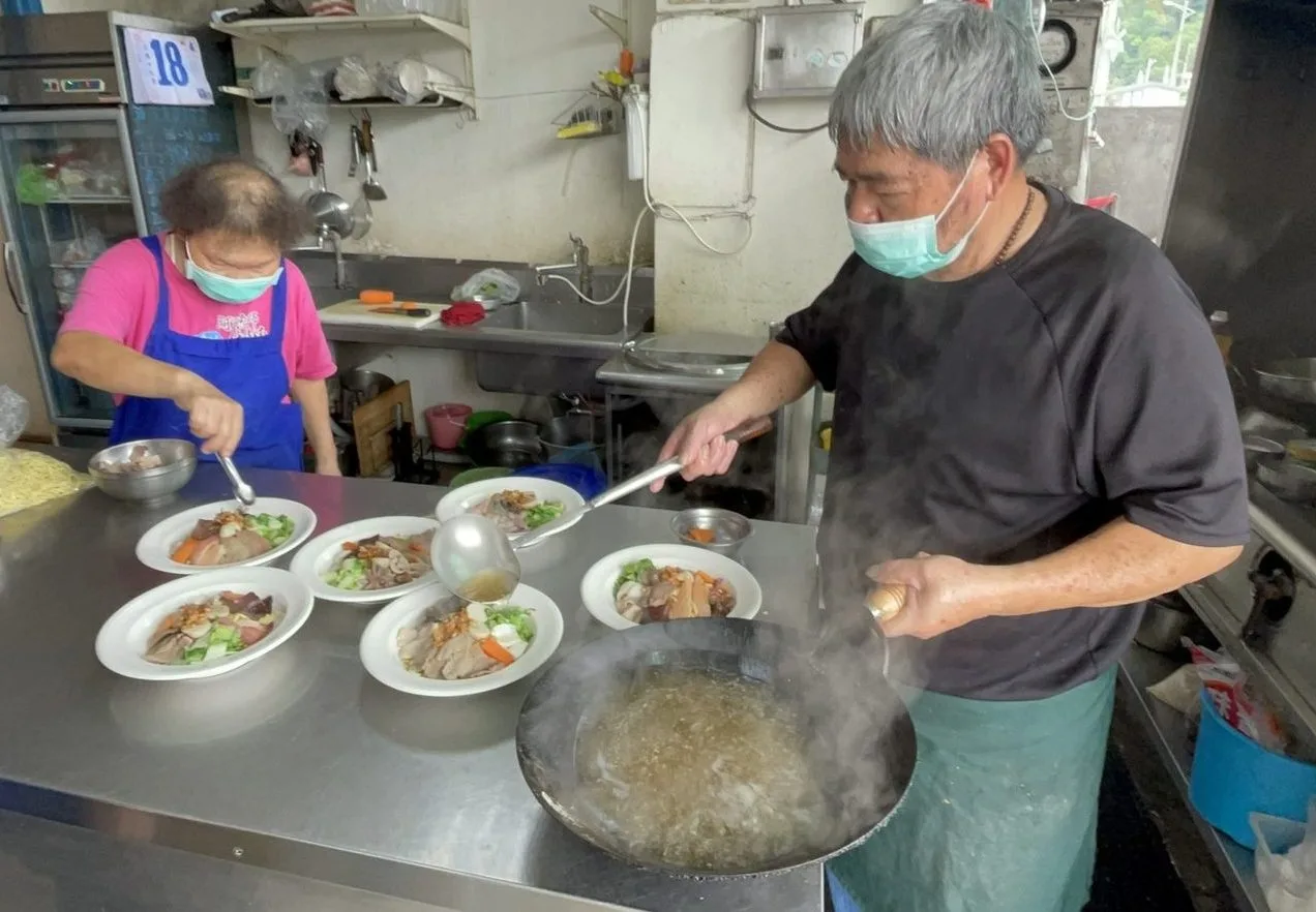 阿聰師、董鍚聰向客庄大廚學廚藝,煮出一手美味的客家菜,2015年他們以客家風什錦麵參加中區客家料理比賽,獲得評審青睞拔得頭籌。楊靜茹攝