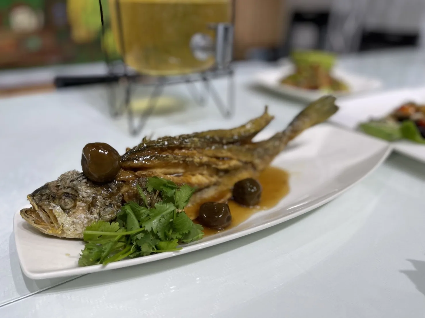 鮮炸魚上點綴著梅子汁,將魚肉的鮮甜徹底提味。楊靜茹攝