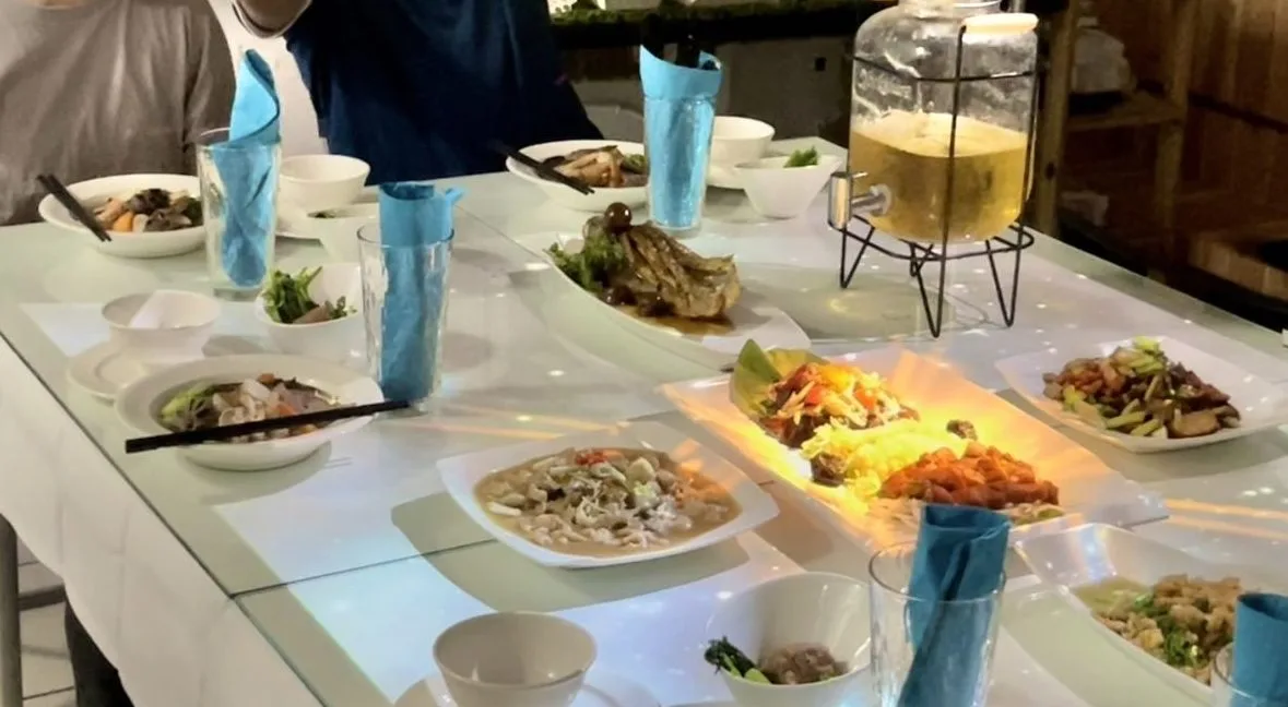 遊客在市場上一番殺價的食材,變成一桌精美的佳餚。楊靜茹攝