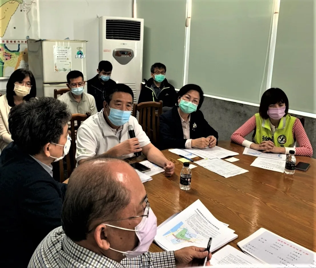 湯蕙禎（右二）表示，經4月6日協調後之決議，過渡期間鄉長劉鑫榮，願意承擔村民用水以解決民生之急，將暫代管理委員會管理人一職。