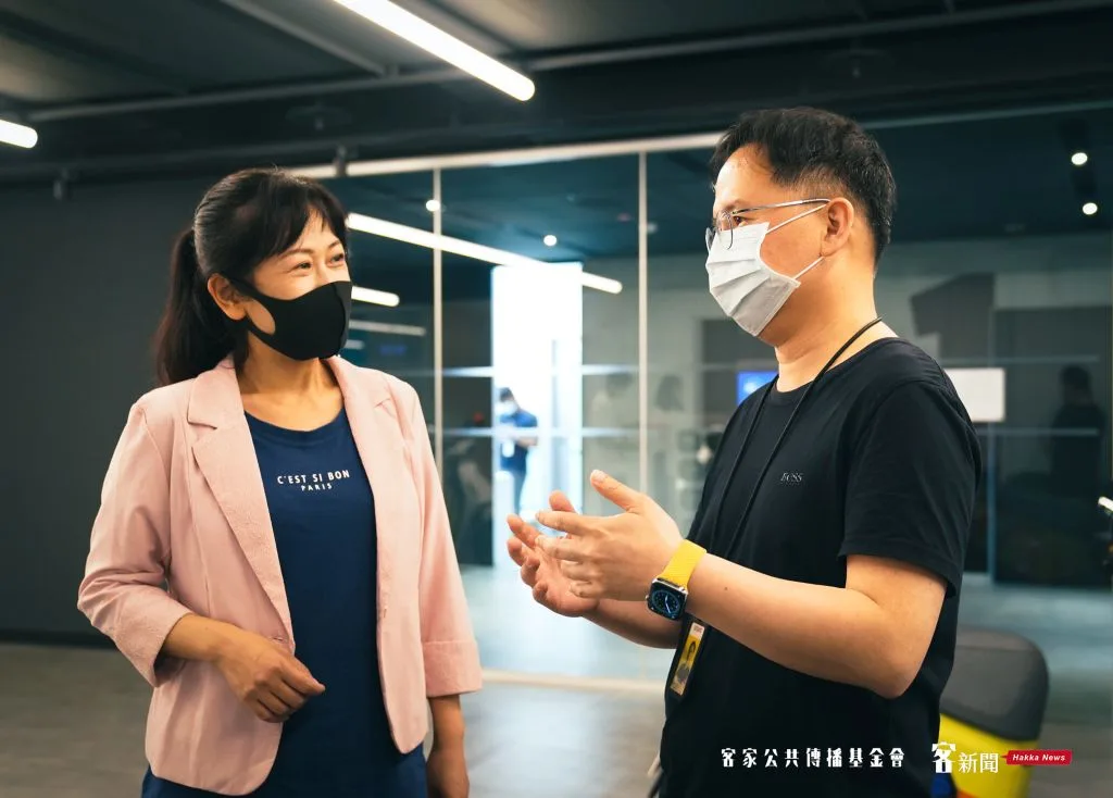講客廣播電台主持人宋菁玲專訪 Gogoro 產品長彭明義。宋佩遙攝。