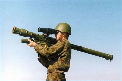烏克蘭軍隊用俄羅斯製造的攜帶式防空飛彈igla反擊俄羅斯空軍。圖為武器示意，非烏克蘭軍隊。翻攝畫面