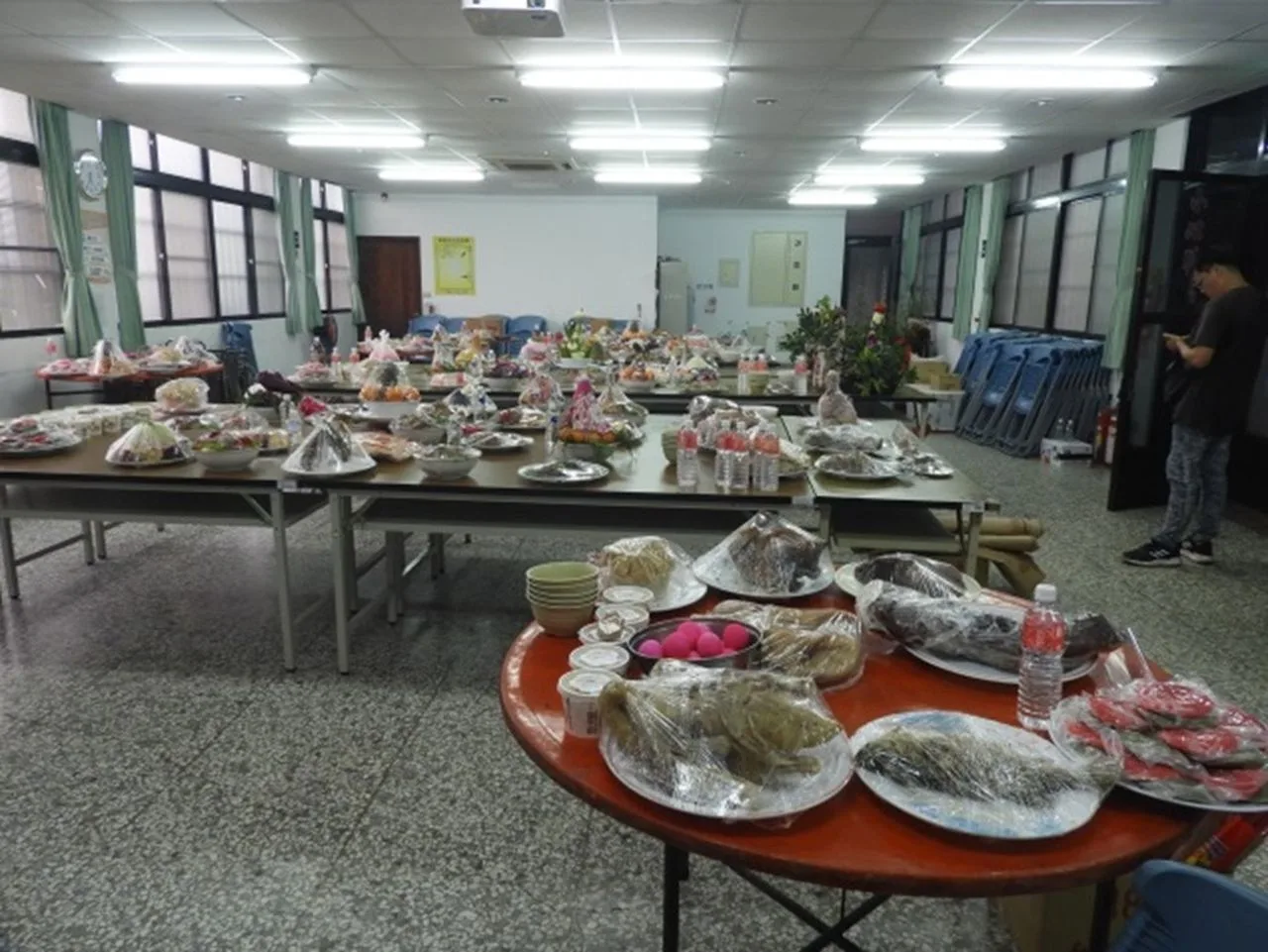桌頂擺淰掛紙祭品。羅瑞霞提供。