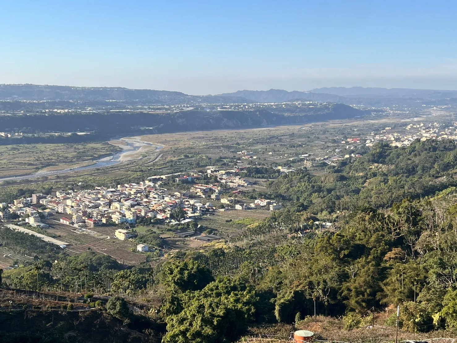 從山上眺望東勢客庄，風景優美。大茅埔調查團提供