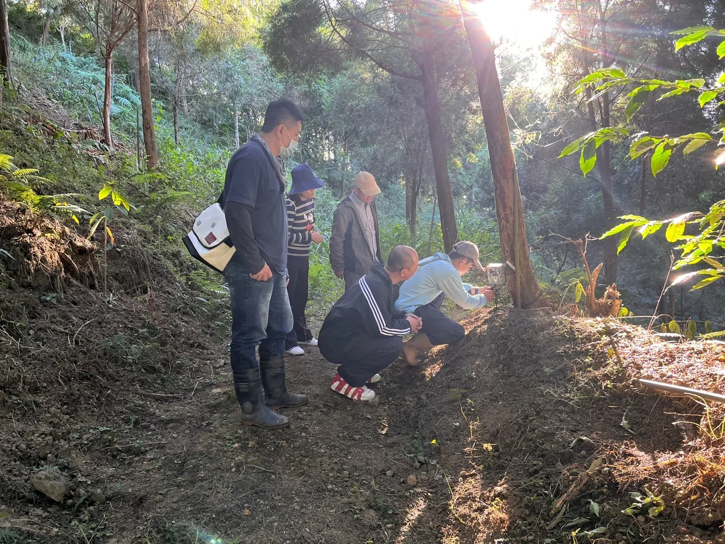 客庄青年在東勢山區的「動物國道」上架設攝影機。大茅埔調查團提供