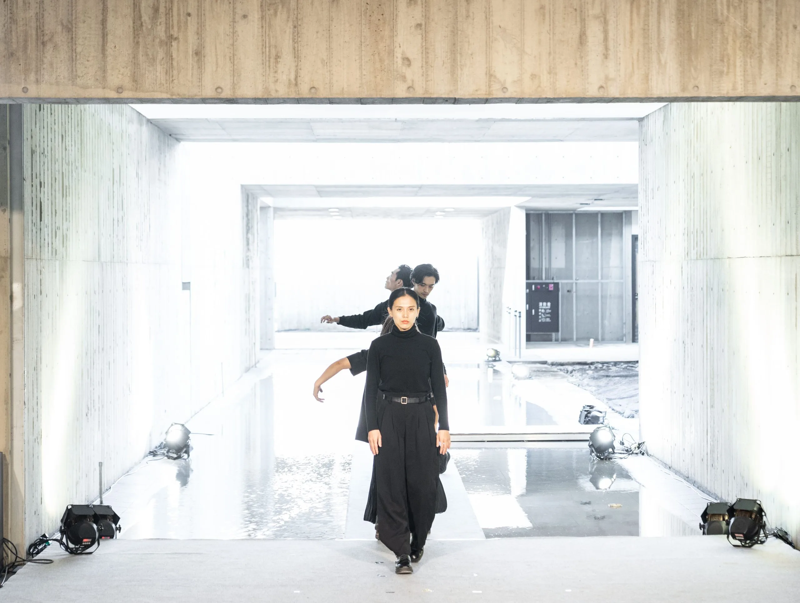 新竹市府在「永恆之丘」邀請藝術家姚仲涵展演《光噪44-此曾在》,小事製作舞團現代舞開場表演。圖/新竹市府提供