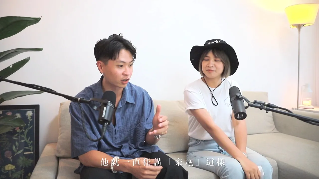 黃宇寒拍「客」板印象，邀請LINION玩客家字猜一猜。翻攝黃宇寒Youtube頻道