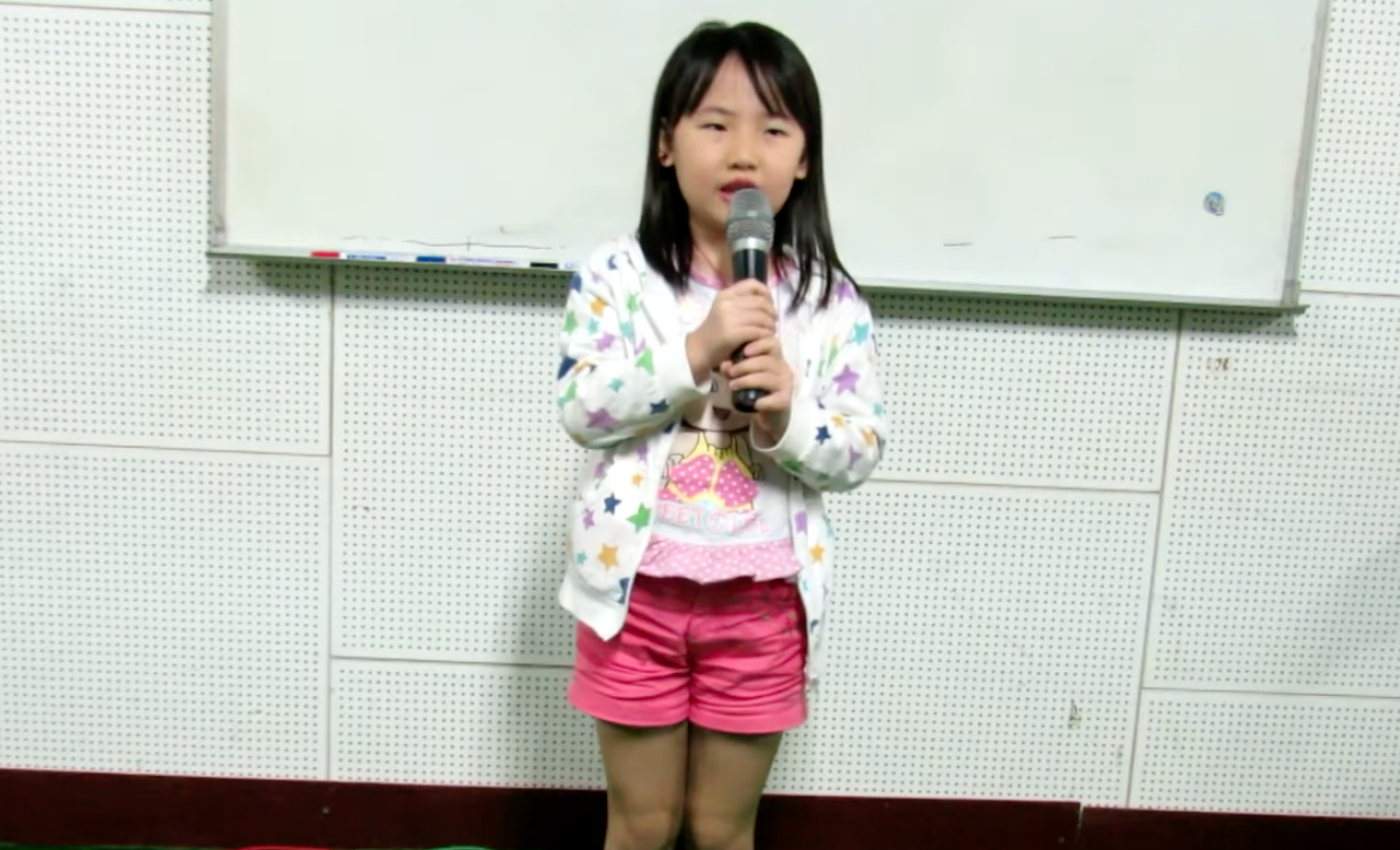 2014年黃羽彤在桃園縣客家演藝協會參加歌唱教學。翻攝YT