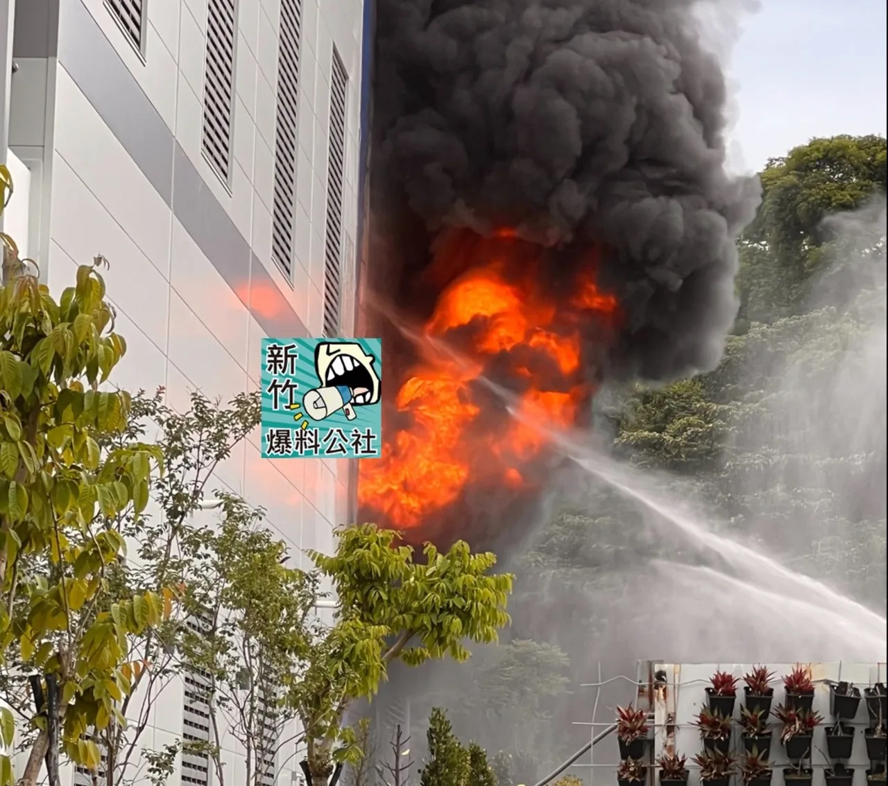 影片／竹科「亞東氣體」旁變電站爆炸　3聲巨響濃煙竄天