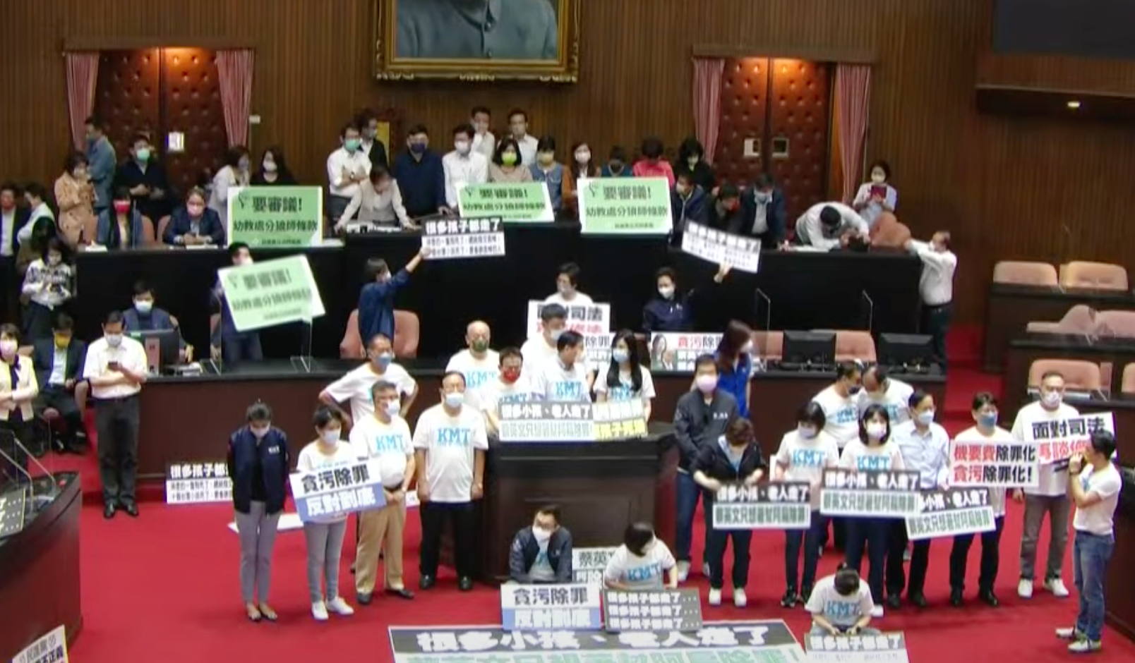 國務機要費除罪化條文,今在混亂中通過三讀。翻攝國會頻道