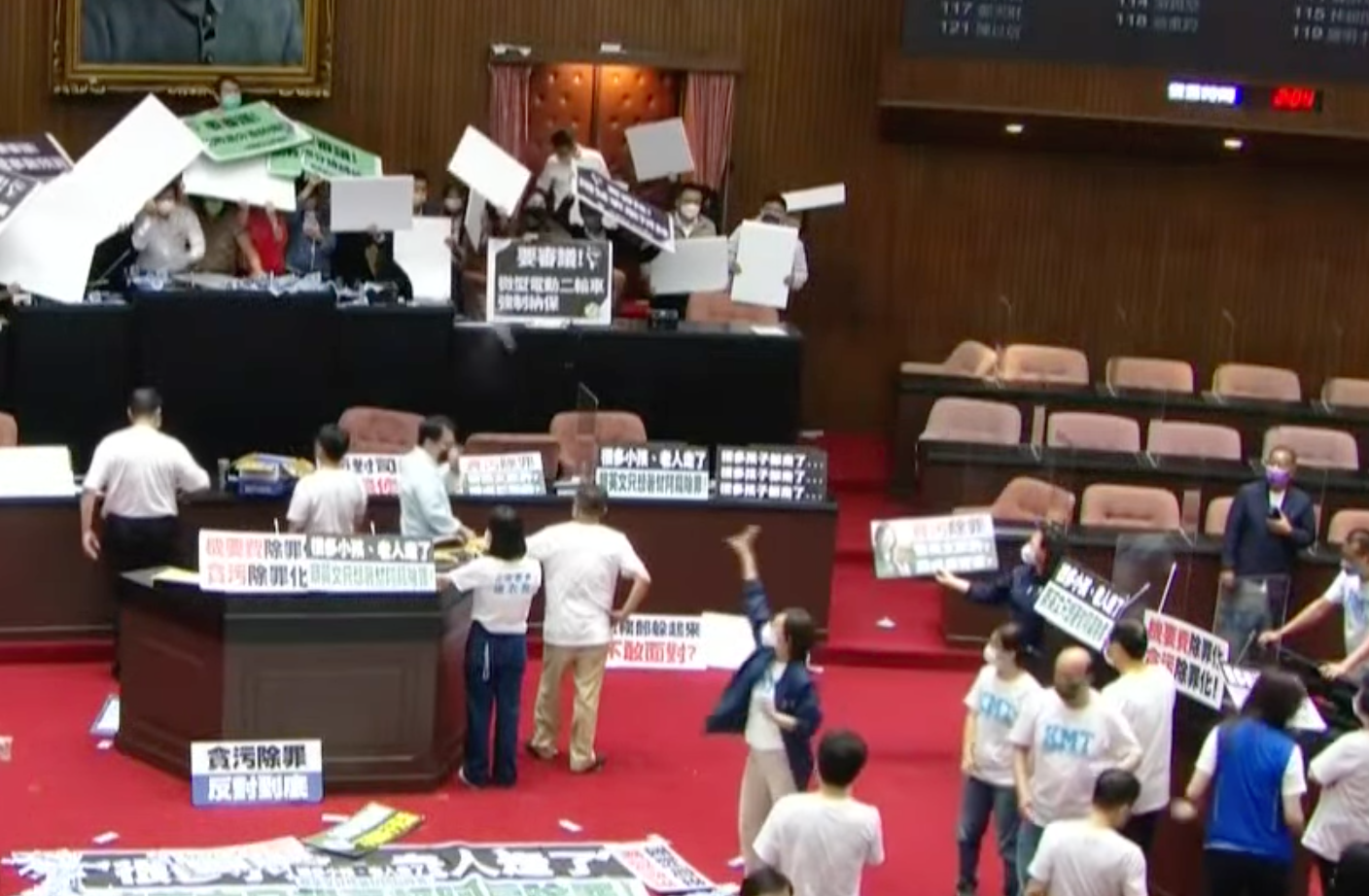 國民黨籍立委向主席台擲杯水。翻攝國會頻道