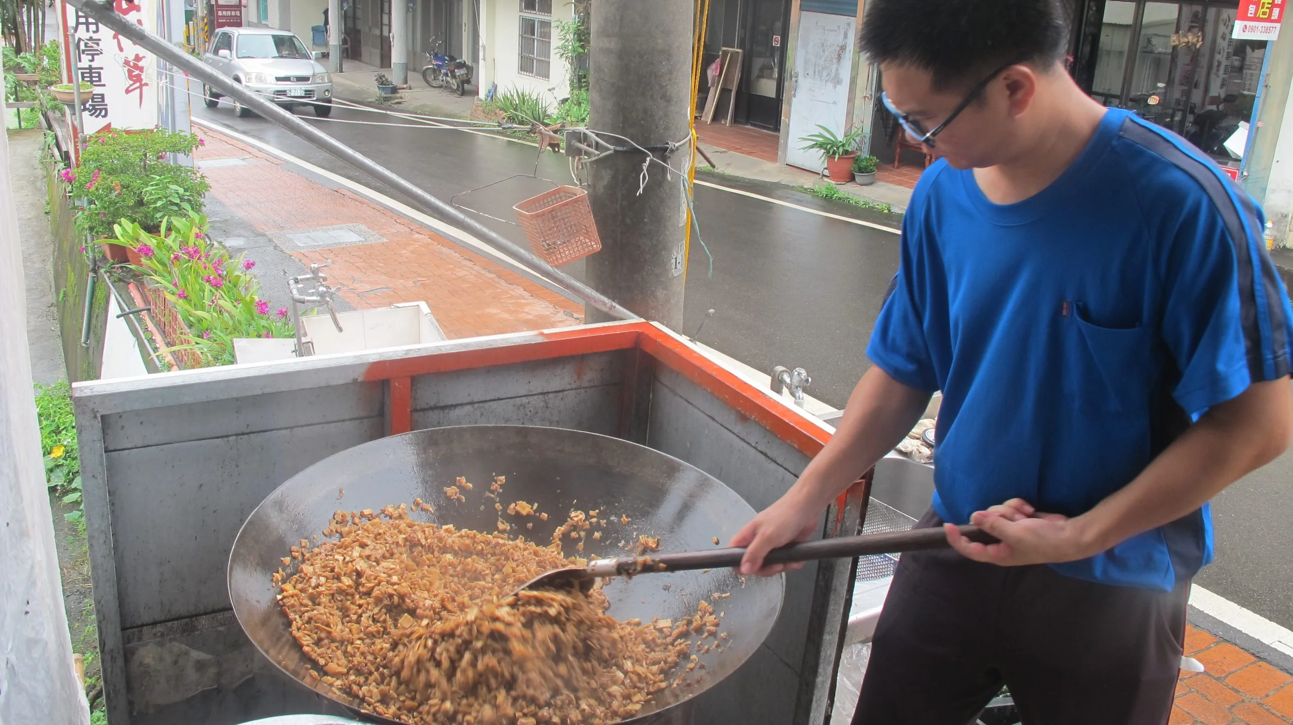 苗栗獅潭老街的粽子店，師傅正在爆炒餡料，香味撲鼻。何來美攝