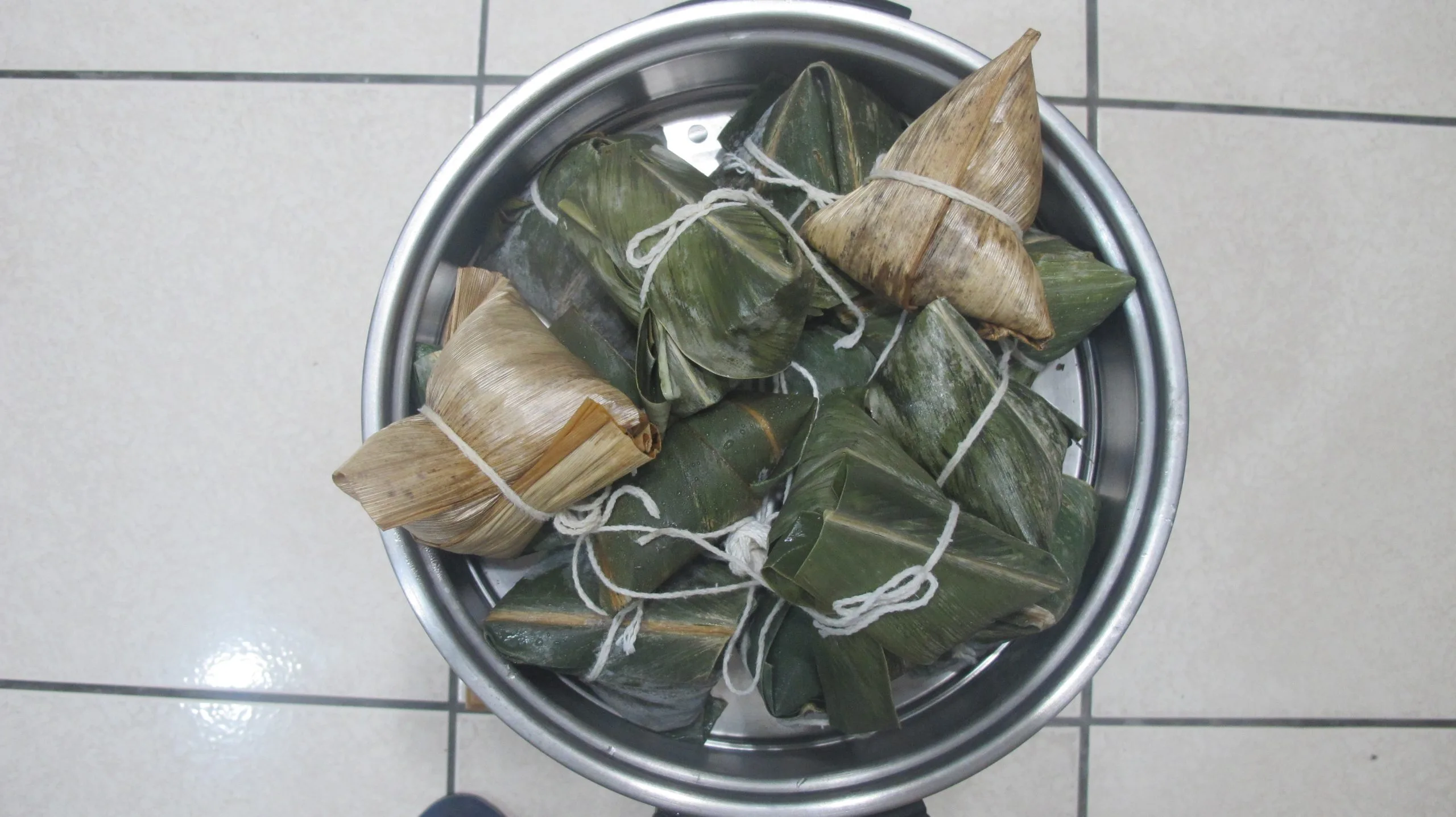 蒸熟的客家粽不論狗薑葉或竹殼包，都令人垂涎。何來美攝
