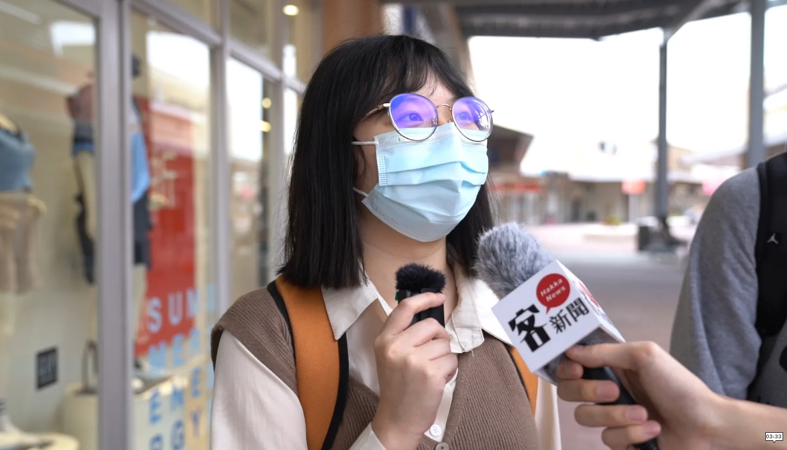 陳同學說,買了一對耳環跟項鍊要送給媽媽。宋佩遙攝