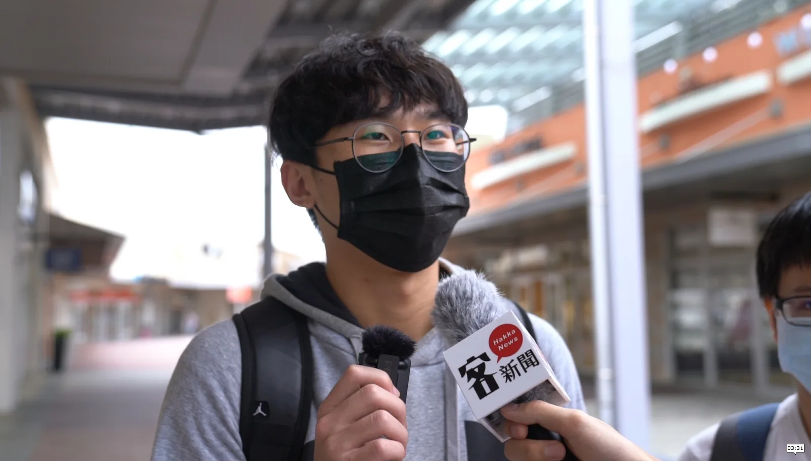 邱同學笑說,希望媽媽會喜歡他準備的禮物。宋佩遙攝