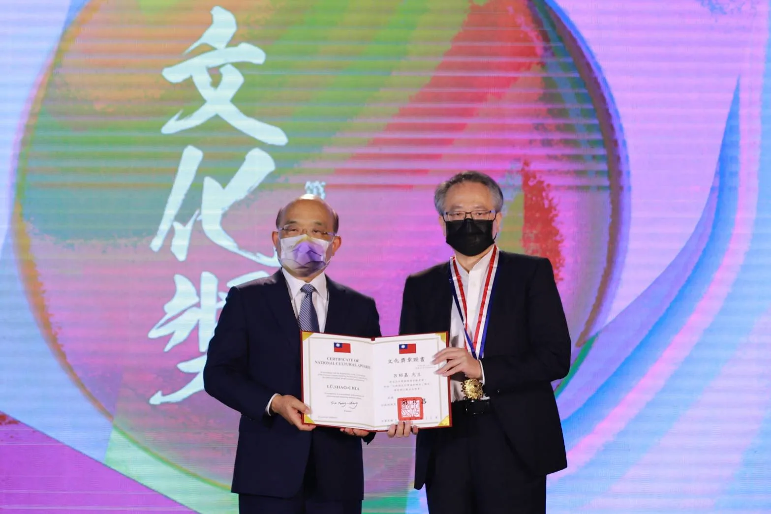 行政院長蘇貞昌親授文化獎章予本屆文化獎得主呂紹嘉(右)。文化部提供