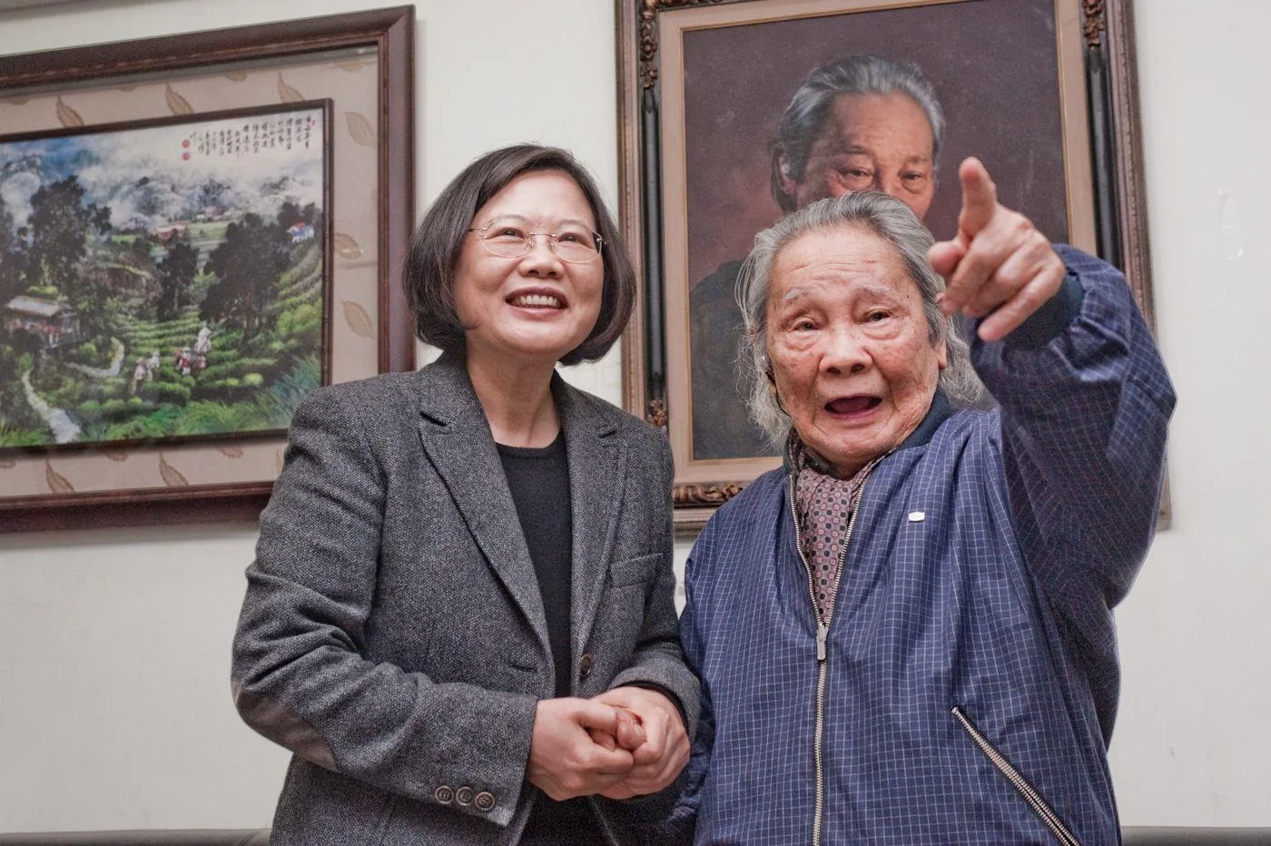 鍾肇政2013年88歲生日時，當時尚未擔任總統的蔡英文前往祝賀。翻攝總統蔡英文臉書