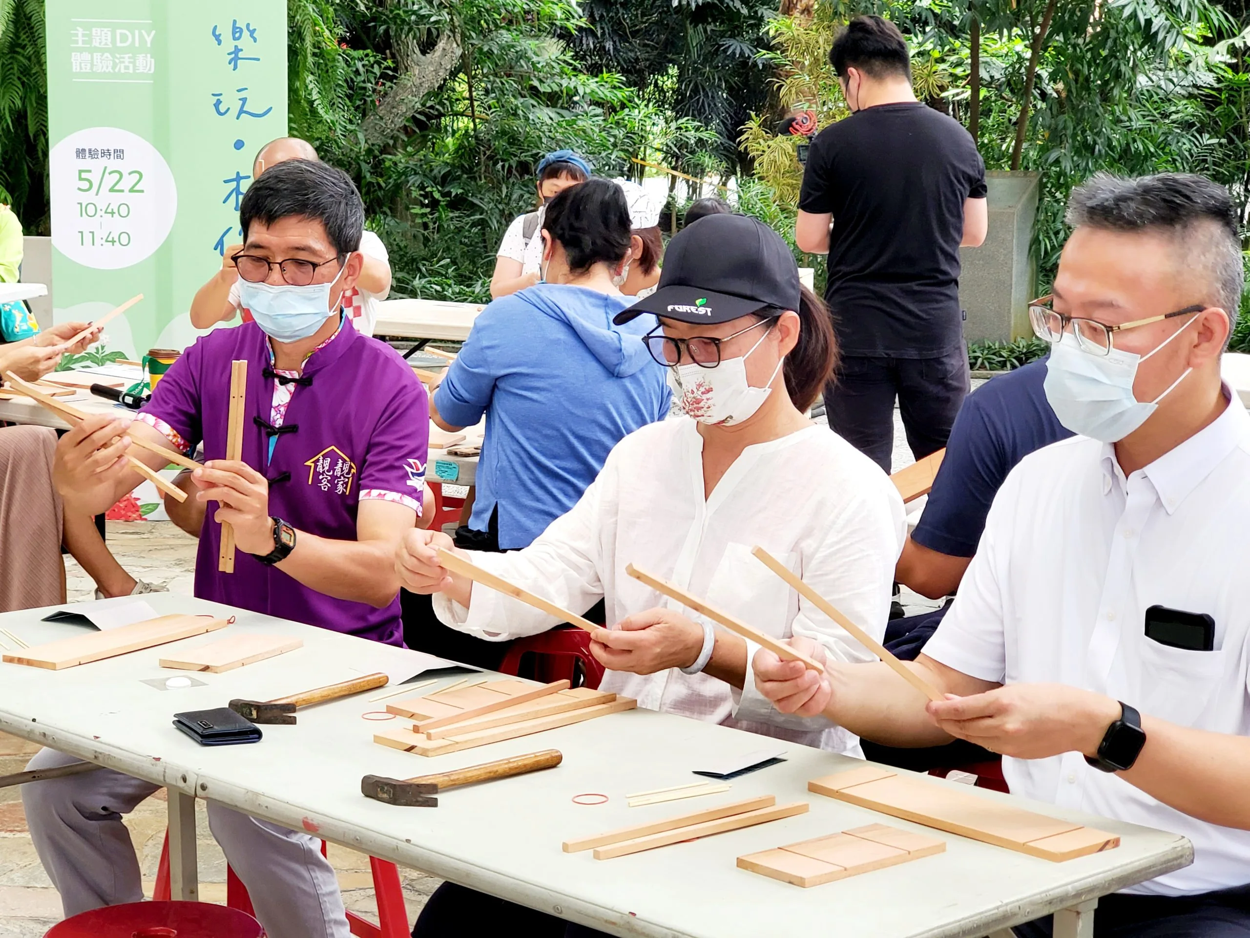 今日的活動，就邀請到「屏菸1936文化基地」，由「屏菸1936文化基地」帶領民眾，一起將回收木材重新手作變成美麗的點心架。