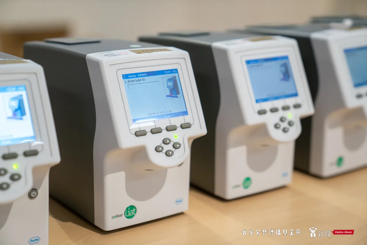 醫護人員採檢機器。范修語攝