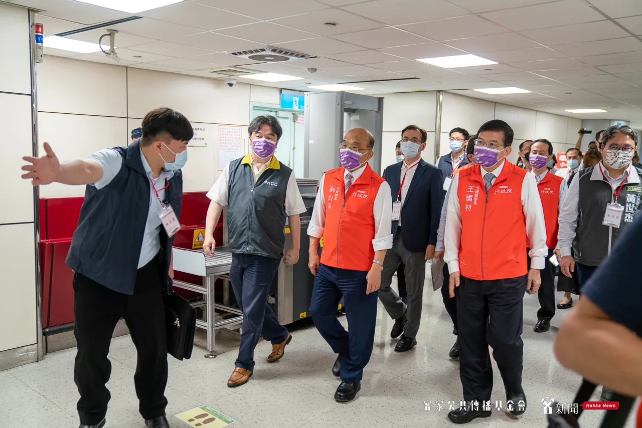 蘇貞昌院長視察桃園國際機場入境檢疫採檢措施、替醫護加油打氣。范修語攝