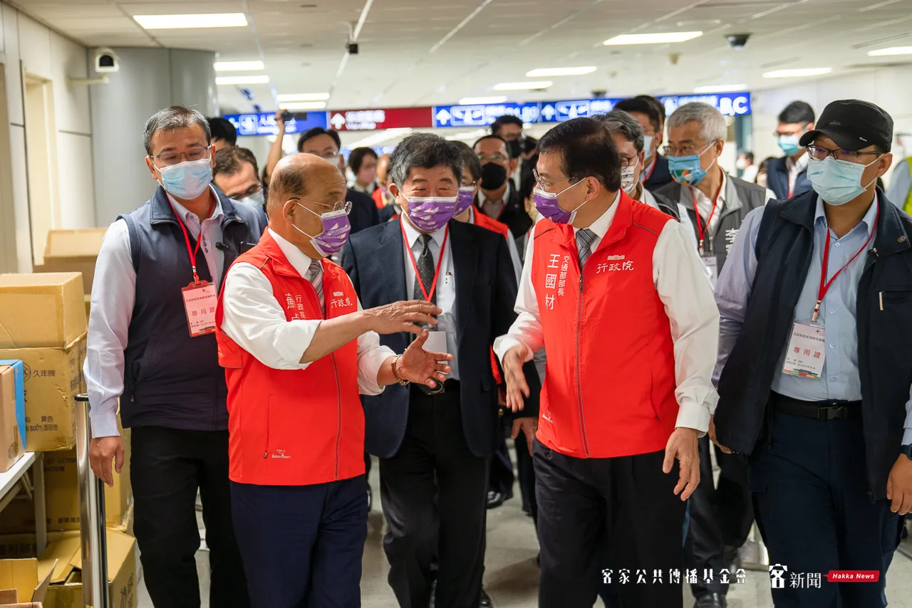 行政院長蘇貞昌、衛福部長陳時中、交通部長王國材討論機場檢疫措施。范修語攝