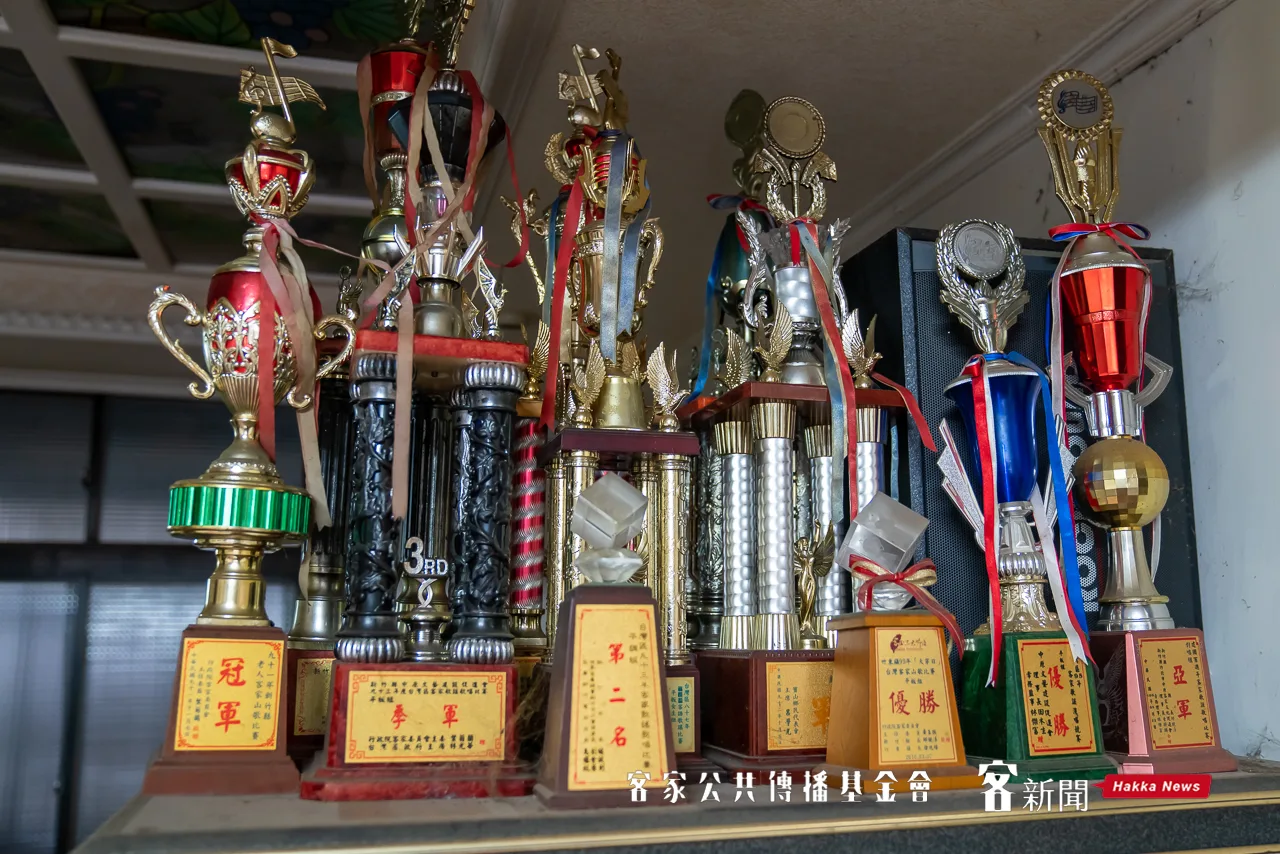 謝和枝家中全是歌唱比賽的獎盃。范修語攝