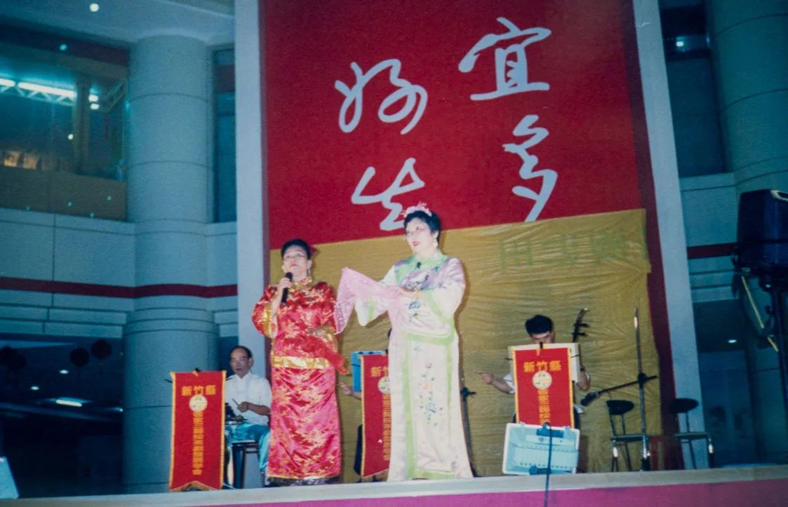 謝和枝（右）與新竹縣三腳採茶歌唱班赴中國演出交流。翻攝畫面